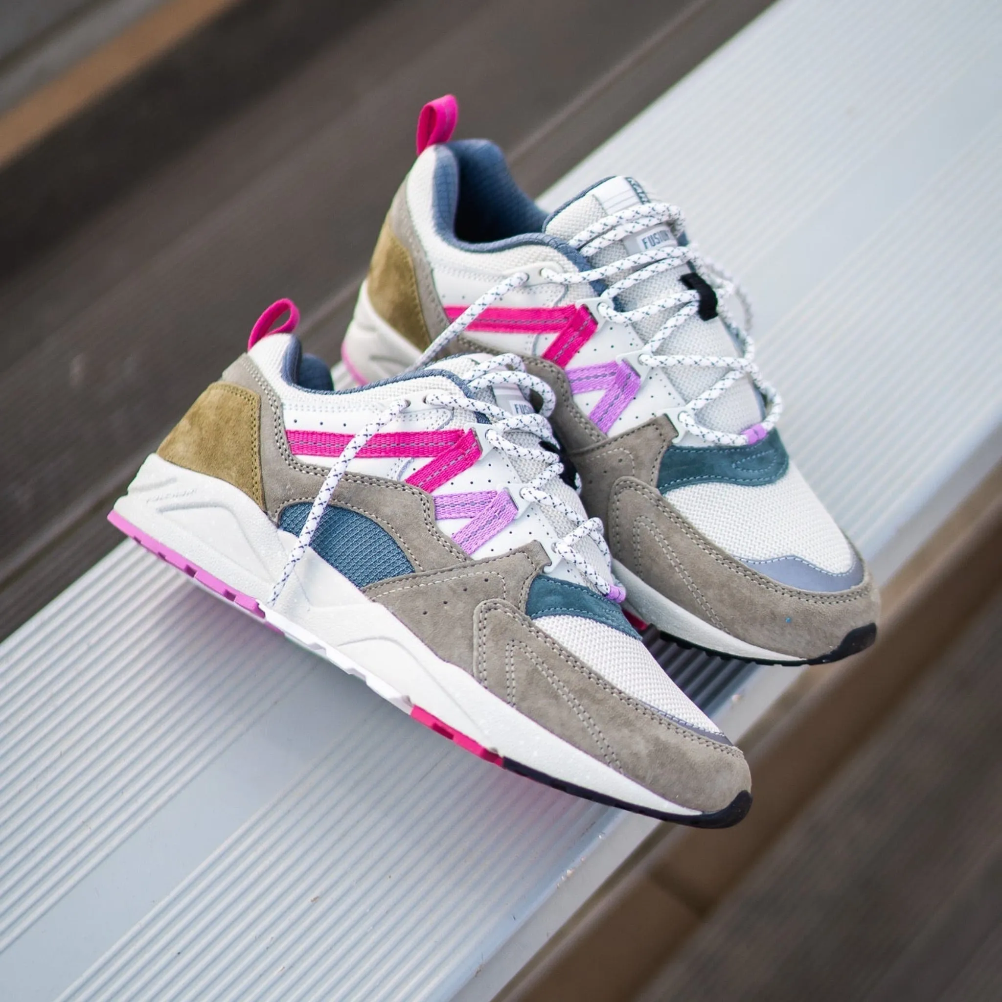 Karhu Fusion 2.0 (Abbey Stone/Pink Yarrow)