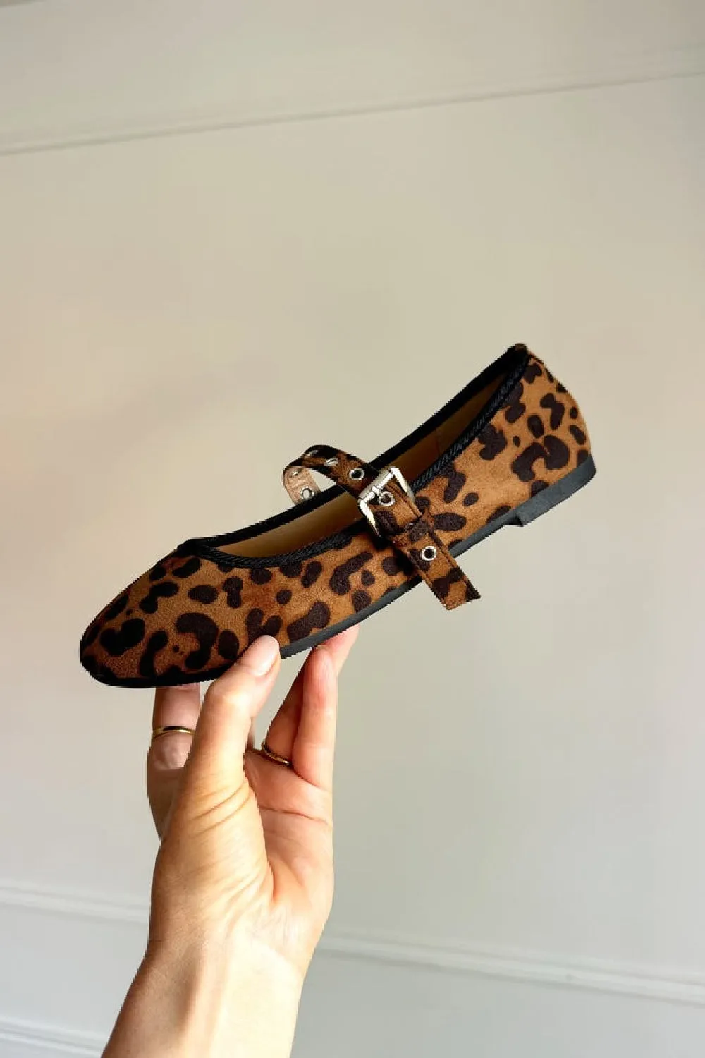 LEOPARD CROSS STRAP PUMPS